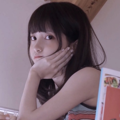 女子烧烤店内用铁签喂狗