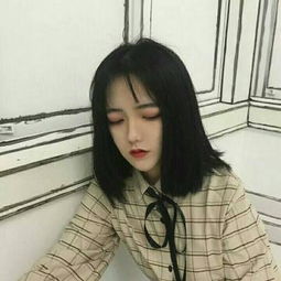 女生吃饭时一只鸟飞身上不走了